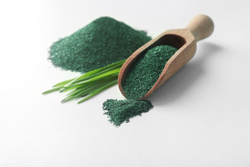 Polvo de espirulina verde oscuro